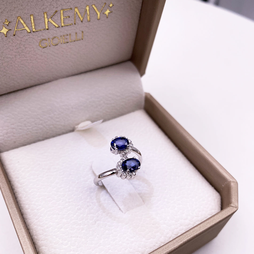 Anello contrarie' in Oro Bianco 18K con Zaffiri e Diamanti Naturali