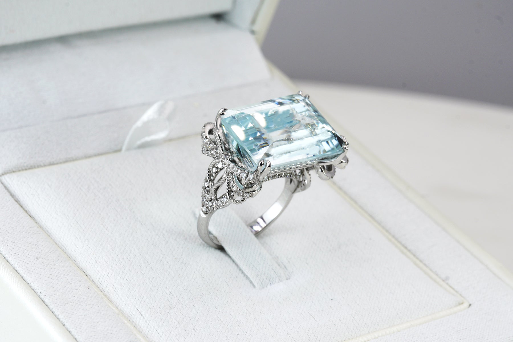 Anello in Oro Bianco 18K con Acquamarina Naturale e Diamanti – Design Fiocco