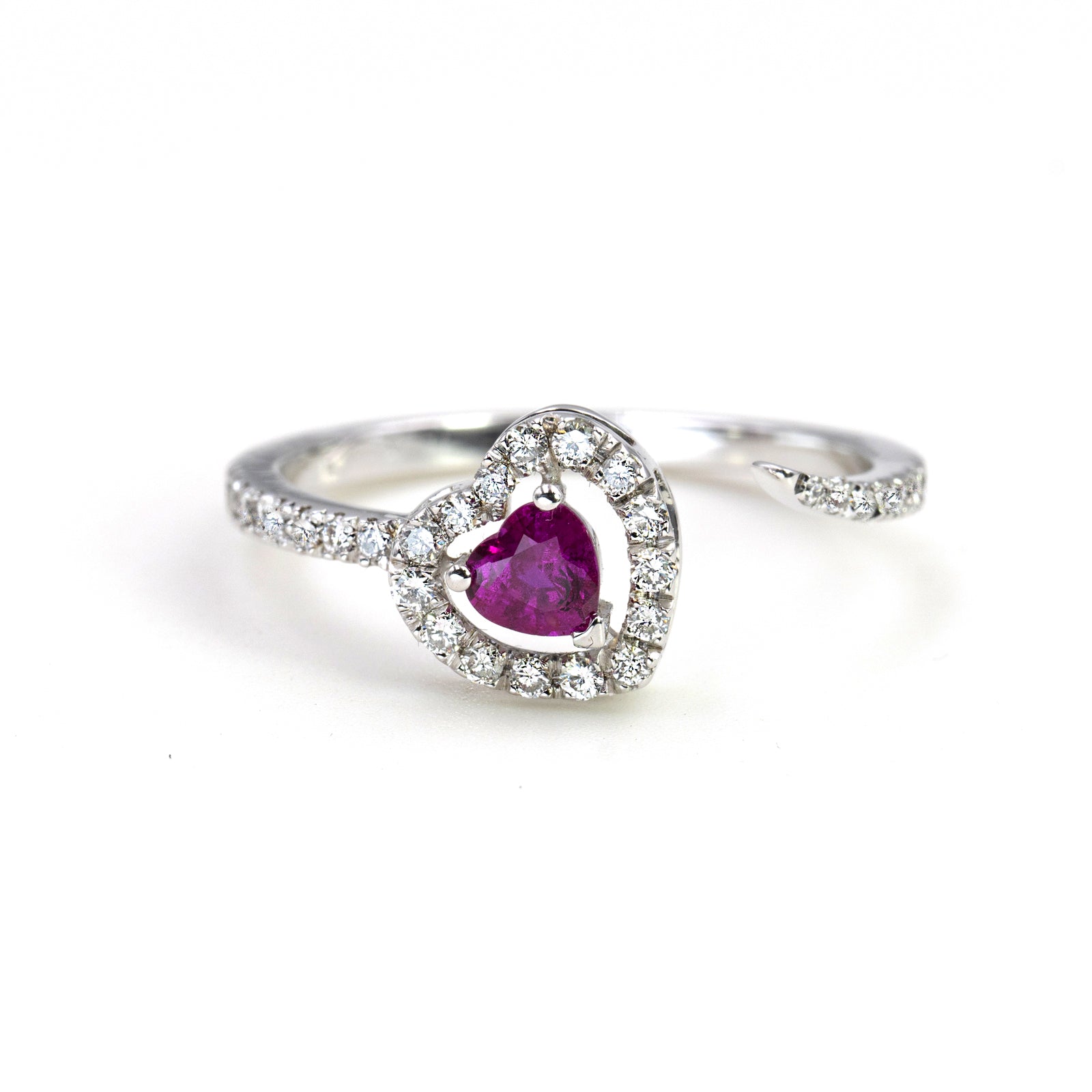 Anello Oro Bianco con Rubino Cuore e Diamanti