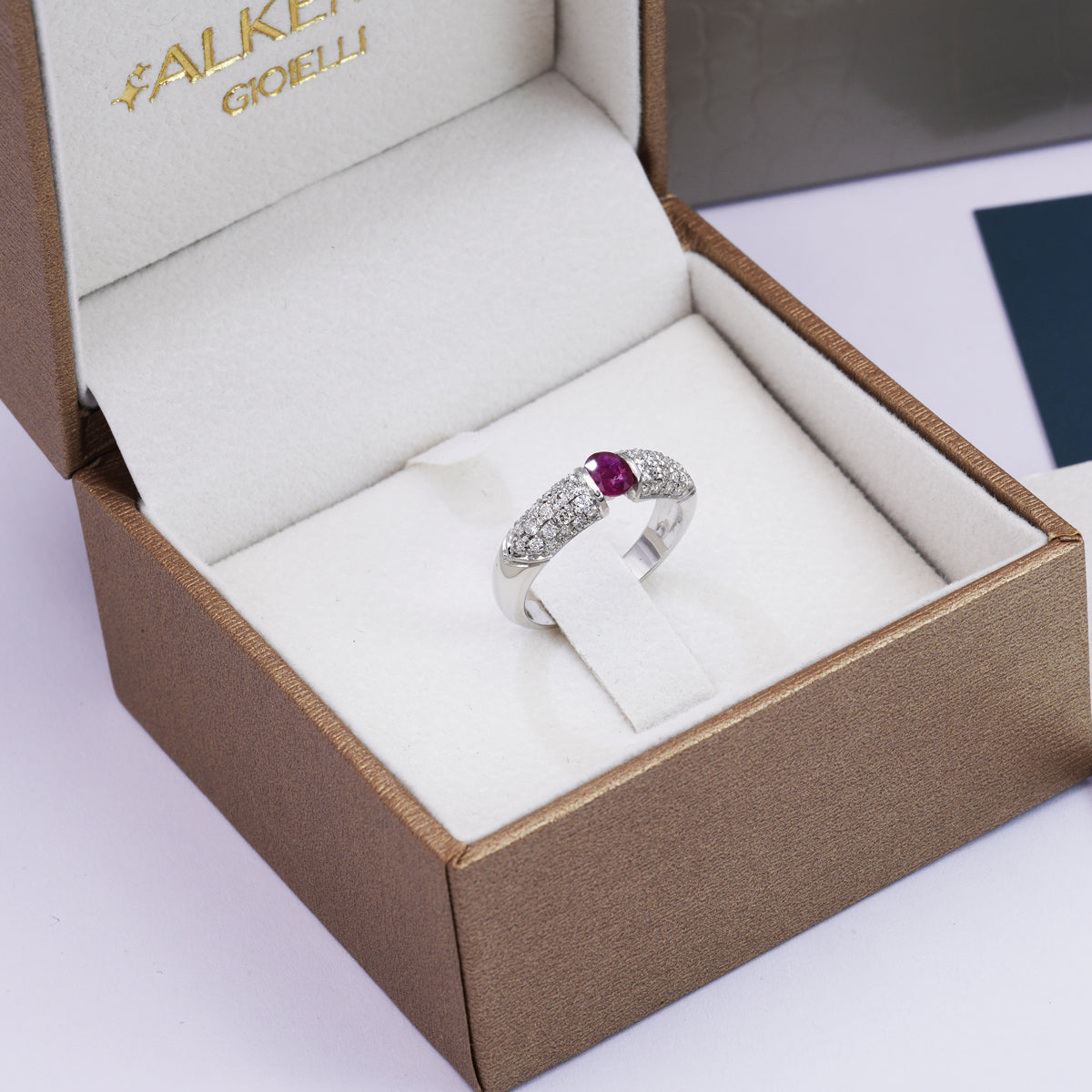 Anello in Oro Bianco con Rubino Naturale e Diamanti – Gioiello di Lusso Elegante