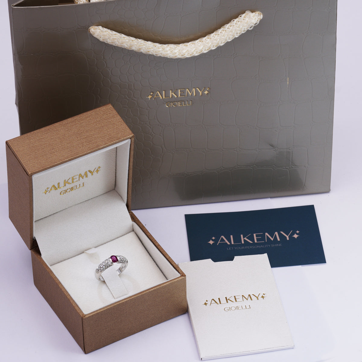 Anello in Oro Bianco con Rubino Naturale e Diamanti – Gioiello di Lusso Elegante