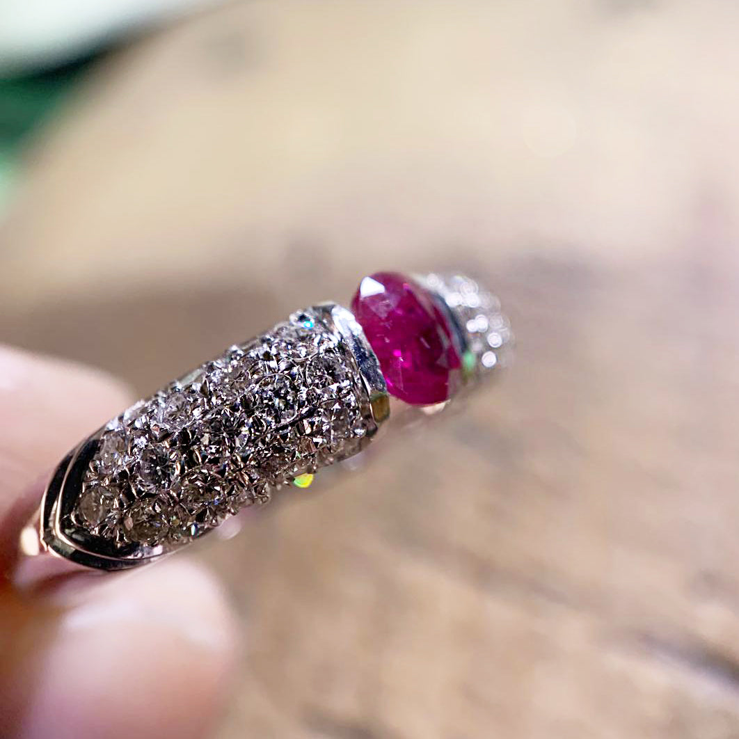 Anello in Oro Bianco con Rubino Naturale e Diamanti – Gioiello di Lusso Elegante