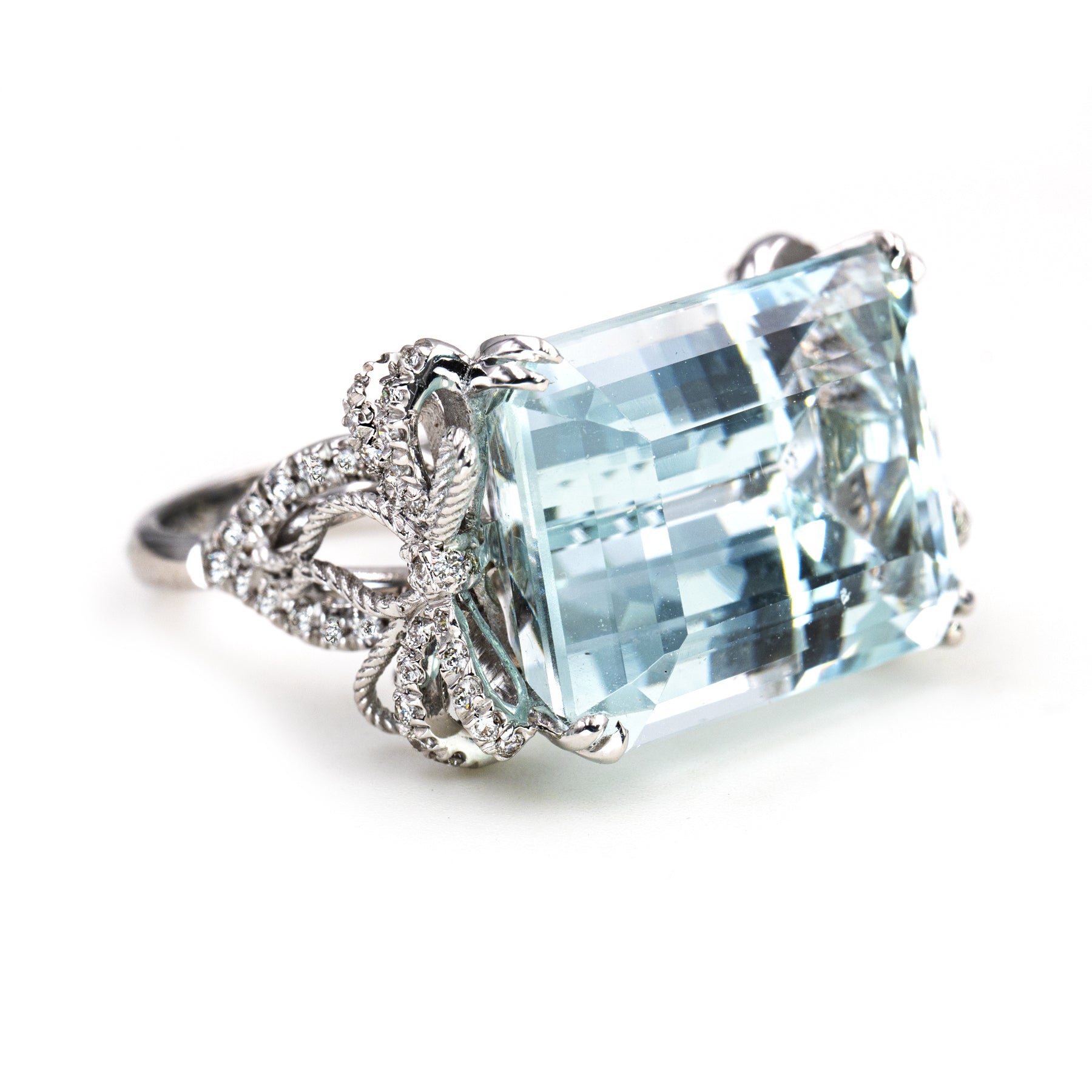 Anello in Oro Bianco 18K con Acquamarina Naturale e Diamanti – Design Fiocco