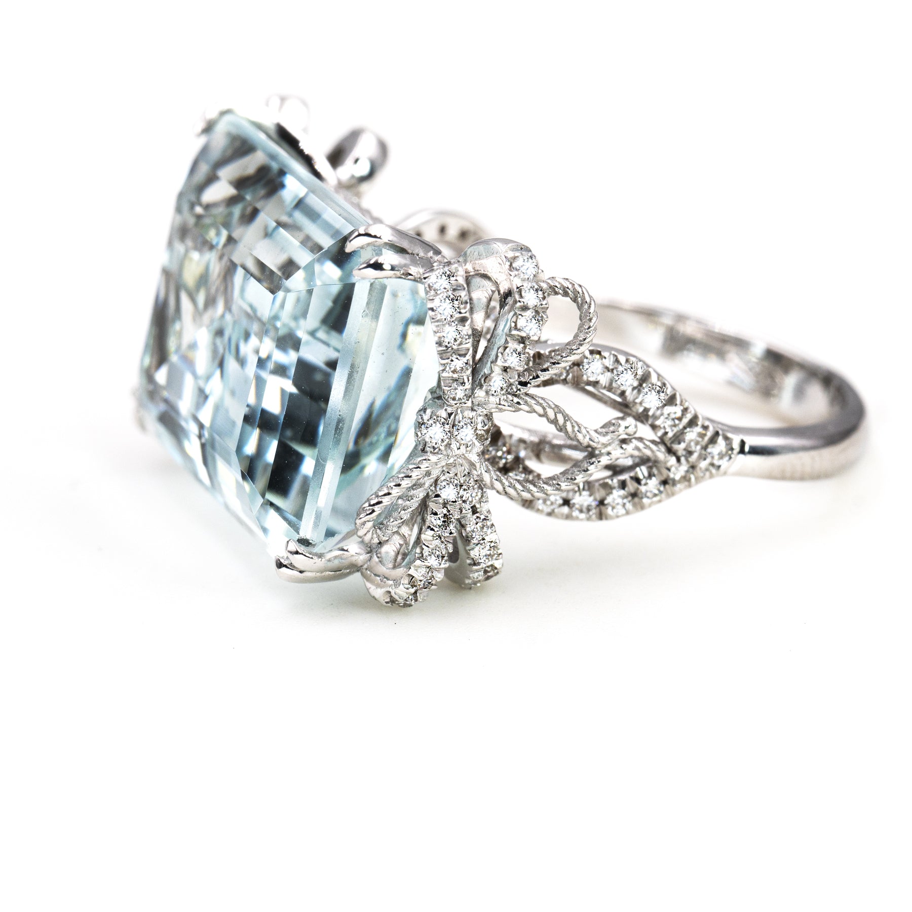 Anello in Oro Bianco 18K con Acquamarina Naturale e Diamanti – Design Fiocco