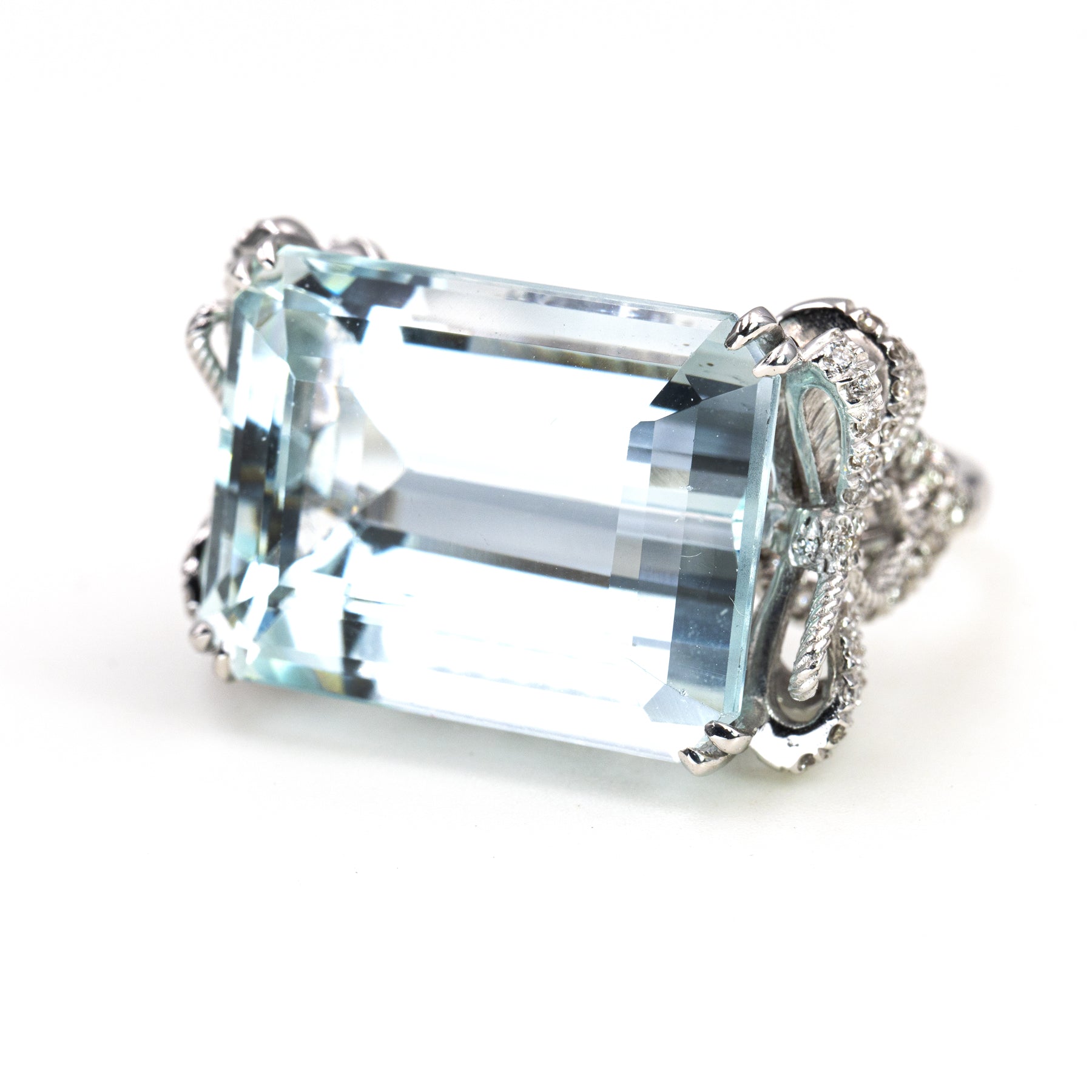 Anello in Oro Bianco 18K con Acquamarina Naturale e Diamanti – Design Fiocco