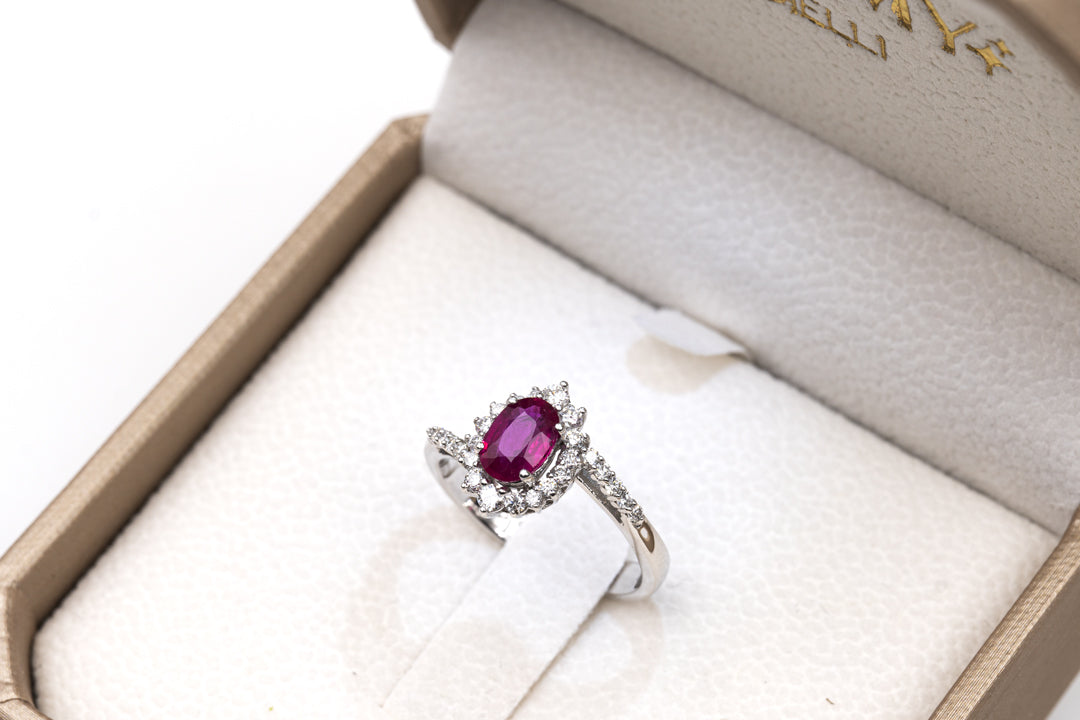 Anello in Oro Bianco con Rubino Naturale e Diamanti