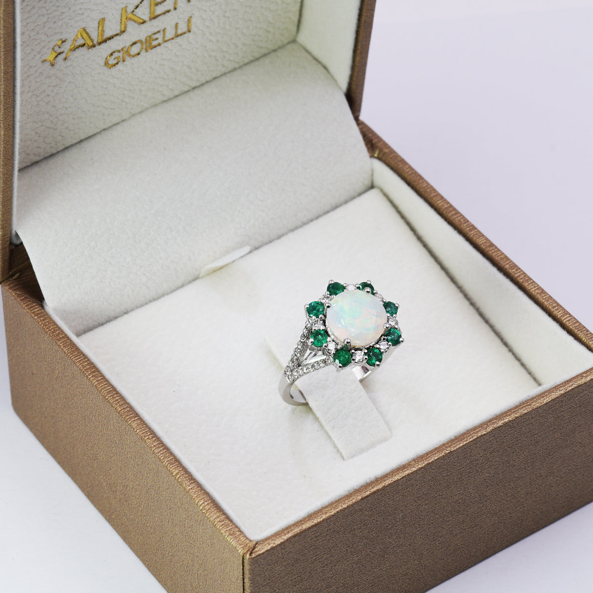 Anello in Oro Bianco 18K con Opale Naturale, Diamanti e Smeraldi