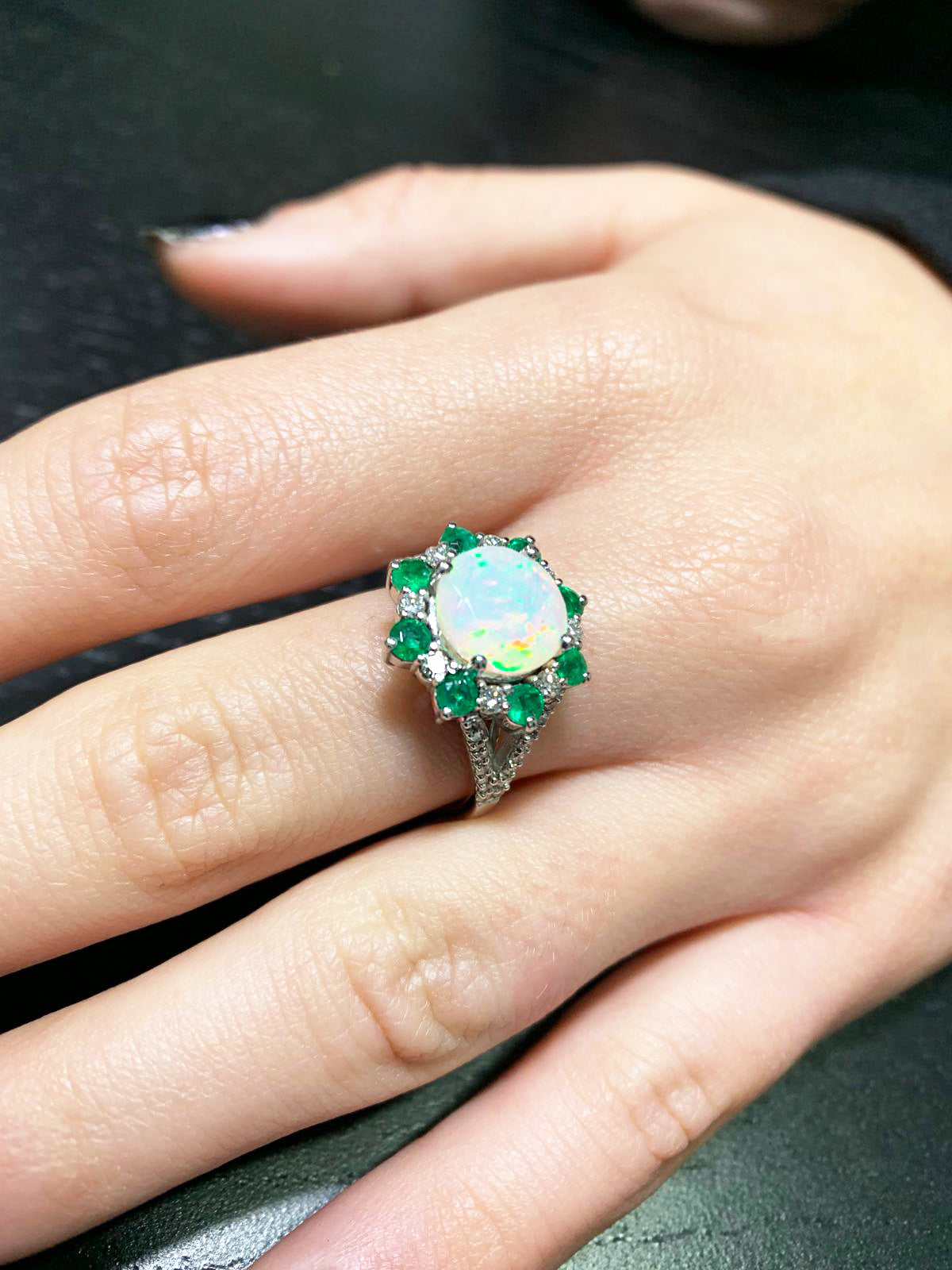 Anello in Oro Bianco 18K con Opale Naturale, Diamanti e Smeraldi