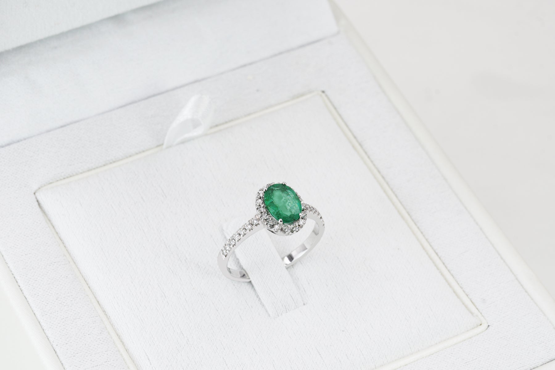 Anello in Oro Bianco con Smeraldo Naturale e Diamanti
