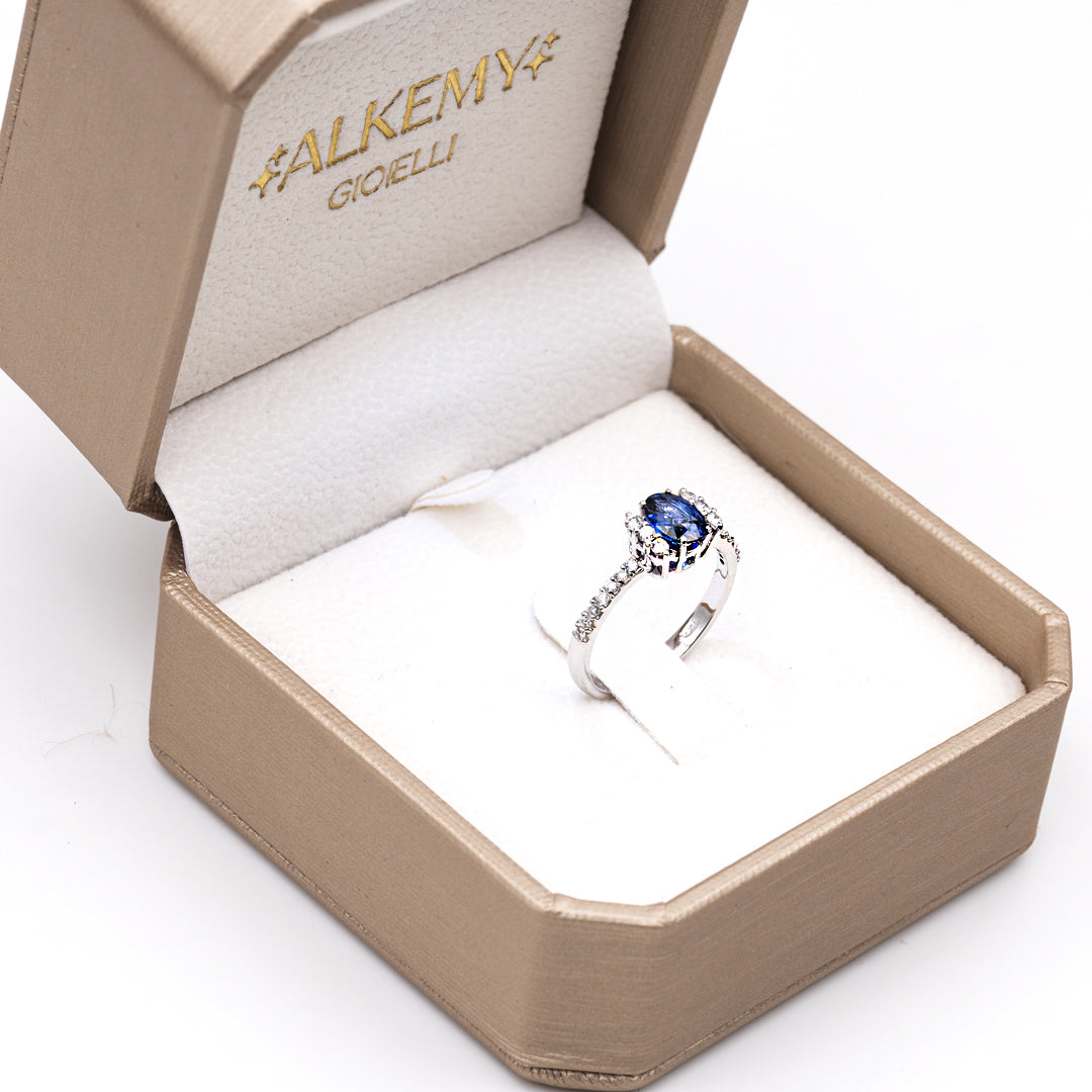 Anello in Oro Bianco con Zaffiro Naturale e Diamanti