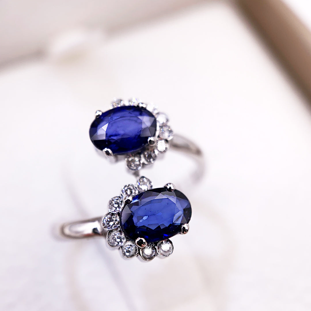 Anello contrarie' in Oro Bianco 18K con Zaffiri e Diamanti Naturali