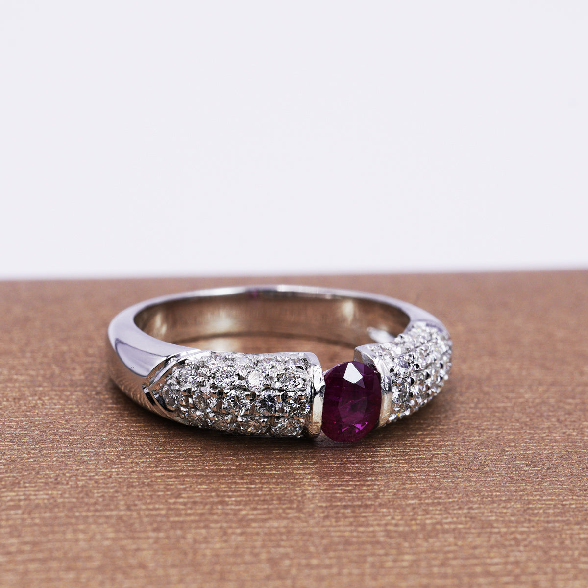 Anello in Oro Bianco con Rubino Naturale e Diamanti – Gioiello di Lusso Elegante