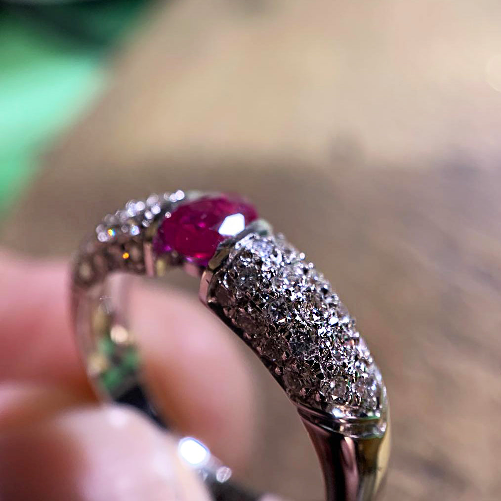 Anello in Oro Bianco con Rubino Naturale e Diamanti – Gioiello di Lusso Elegante