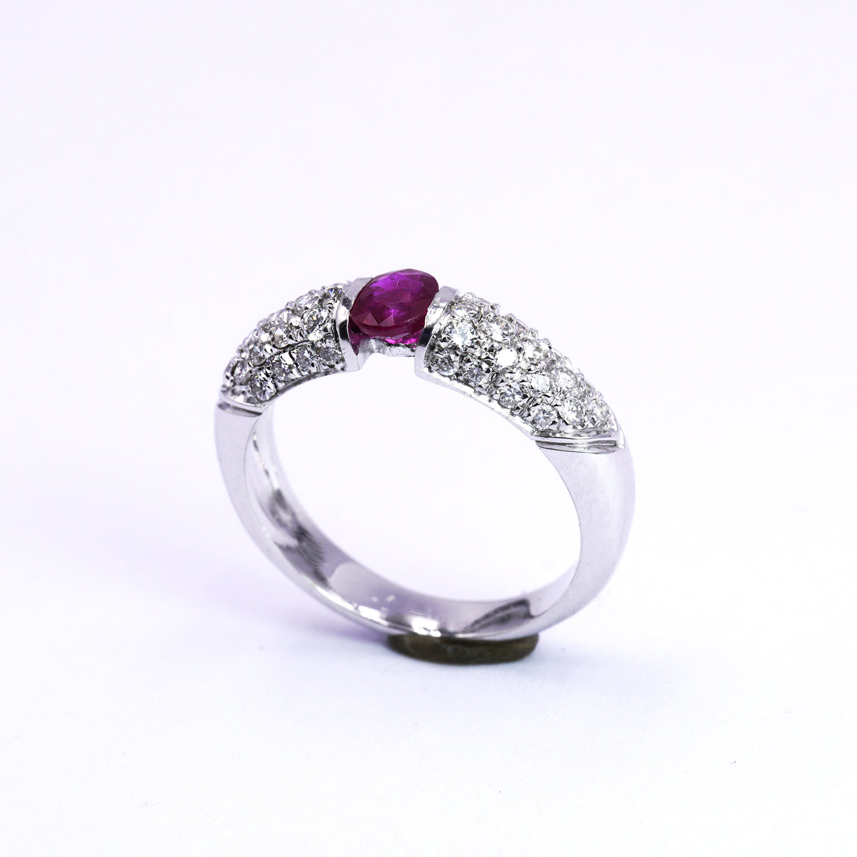 Anello in Oro Bianco con Rubino Naturale e Diamanti – Gioiello di Lusso Elegante
