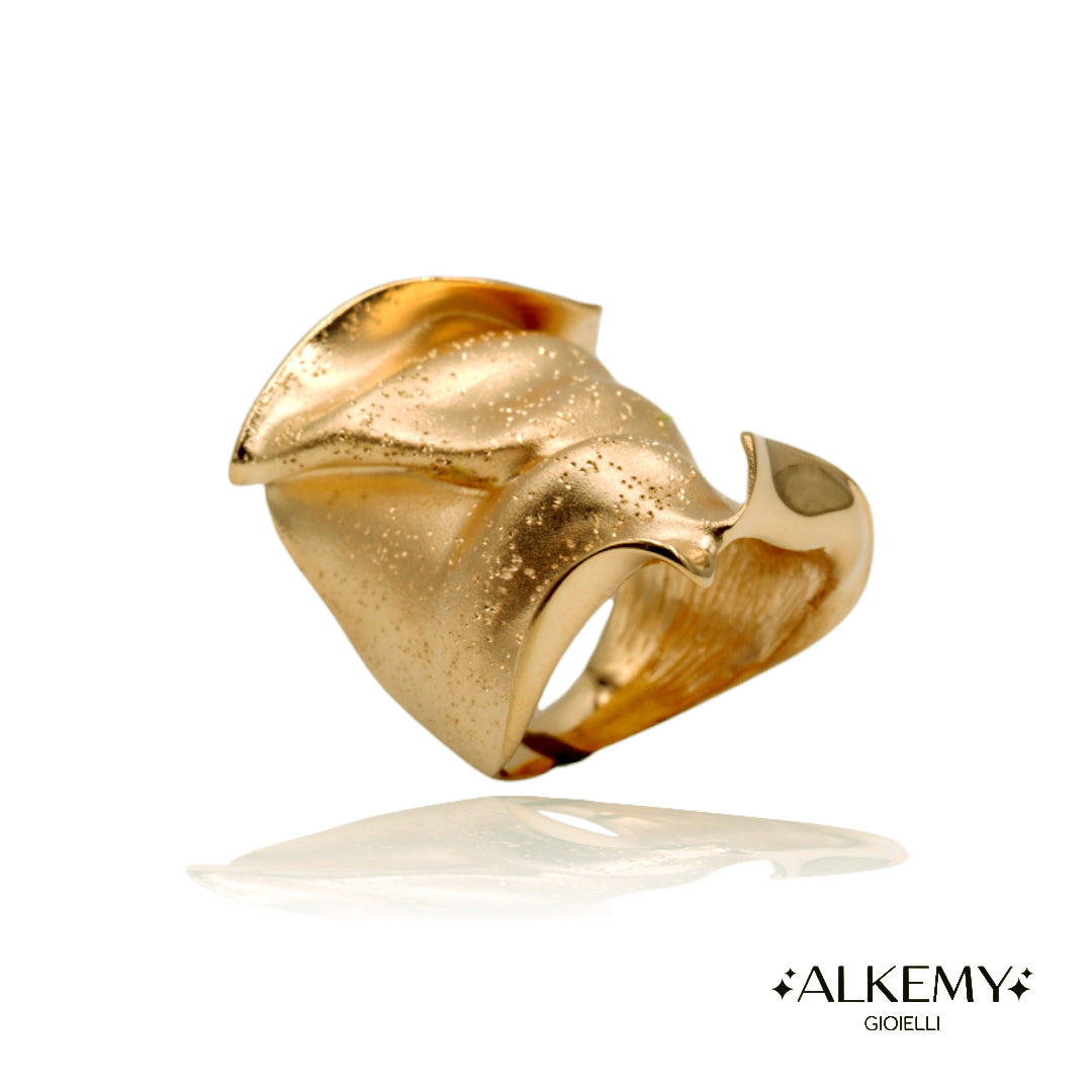 Anello Fascia in Argento 925 con Placcatura Oro Giallo 18k – Finitura Sabbiata e Brillantata