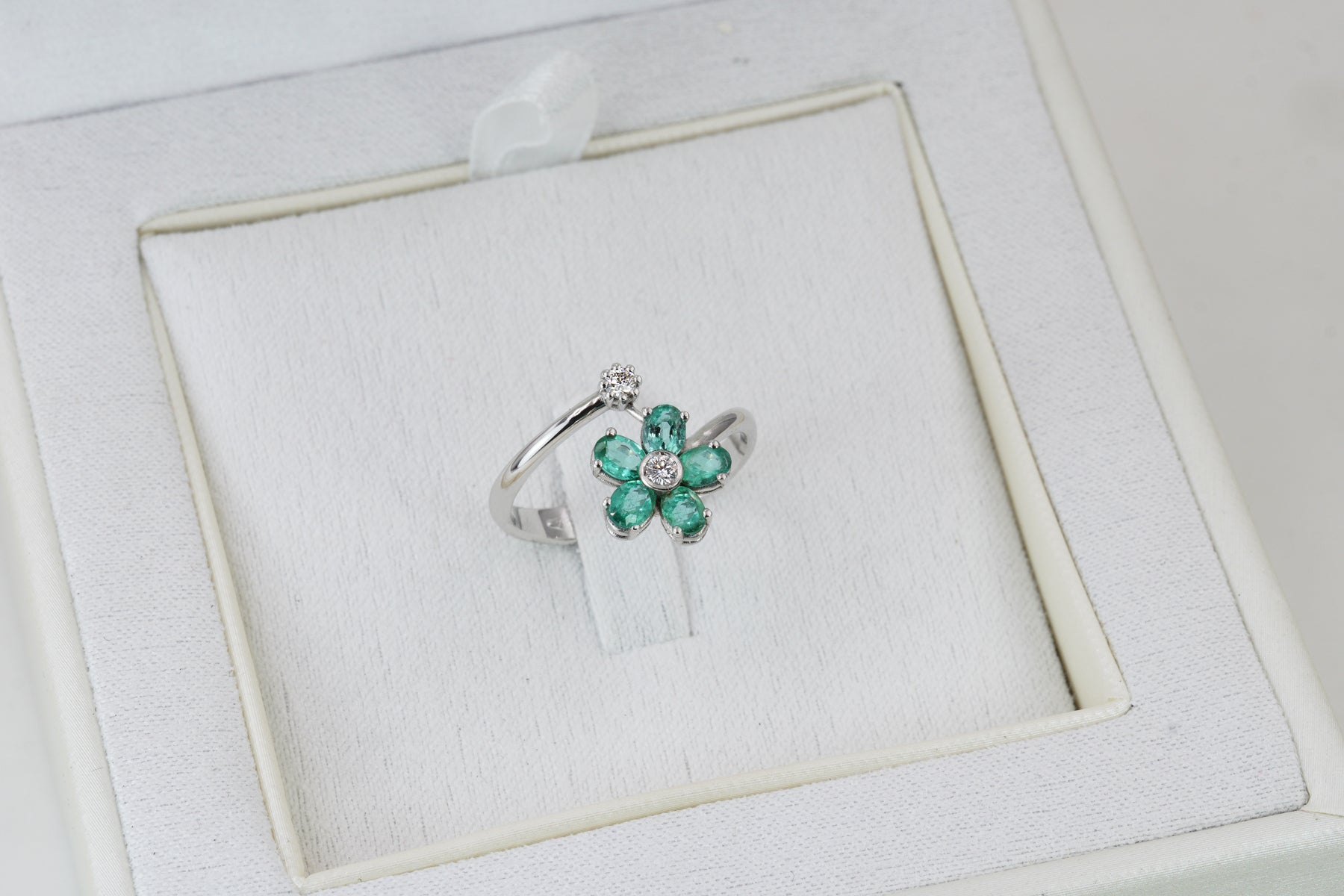 Anello Fiore in Oro Bianco 18K con Smeraldi e Diamanti Naturali