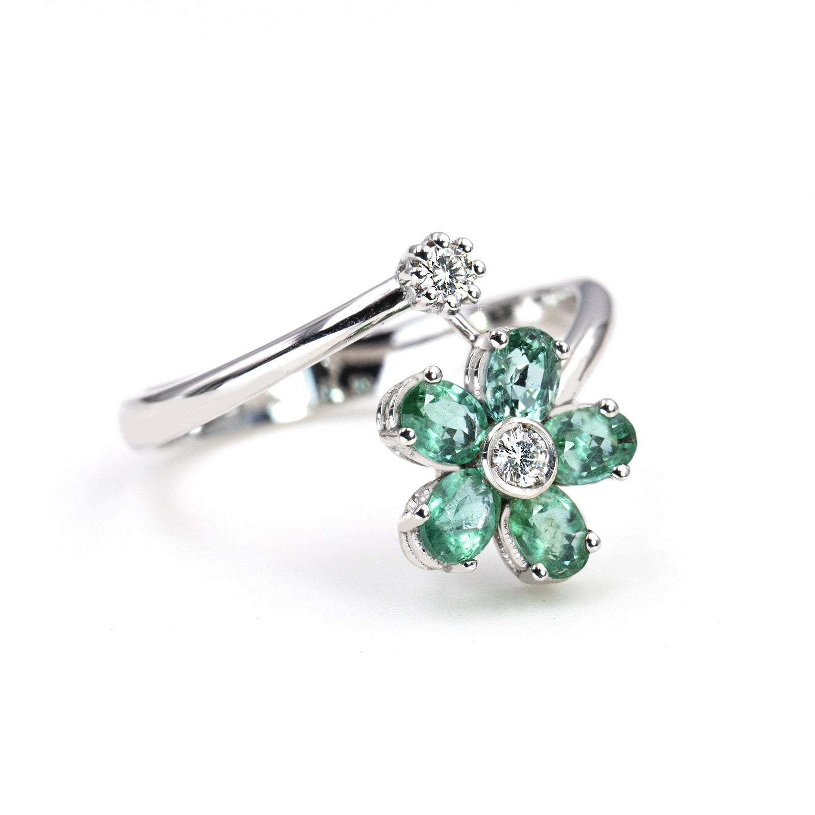 Anello Fiore in Oro Bianco 18K con Smeraldi e Diamanti Naturali
