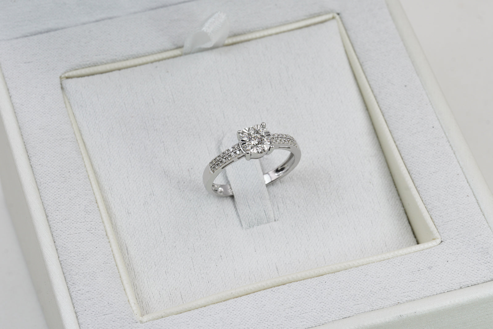 Anello “Magic” in Oro Bianco 18K con pavé di Diamanti naturali