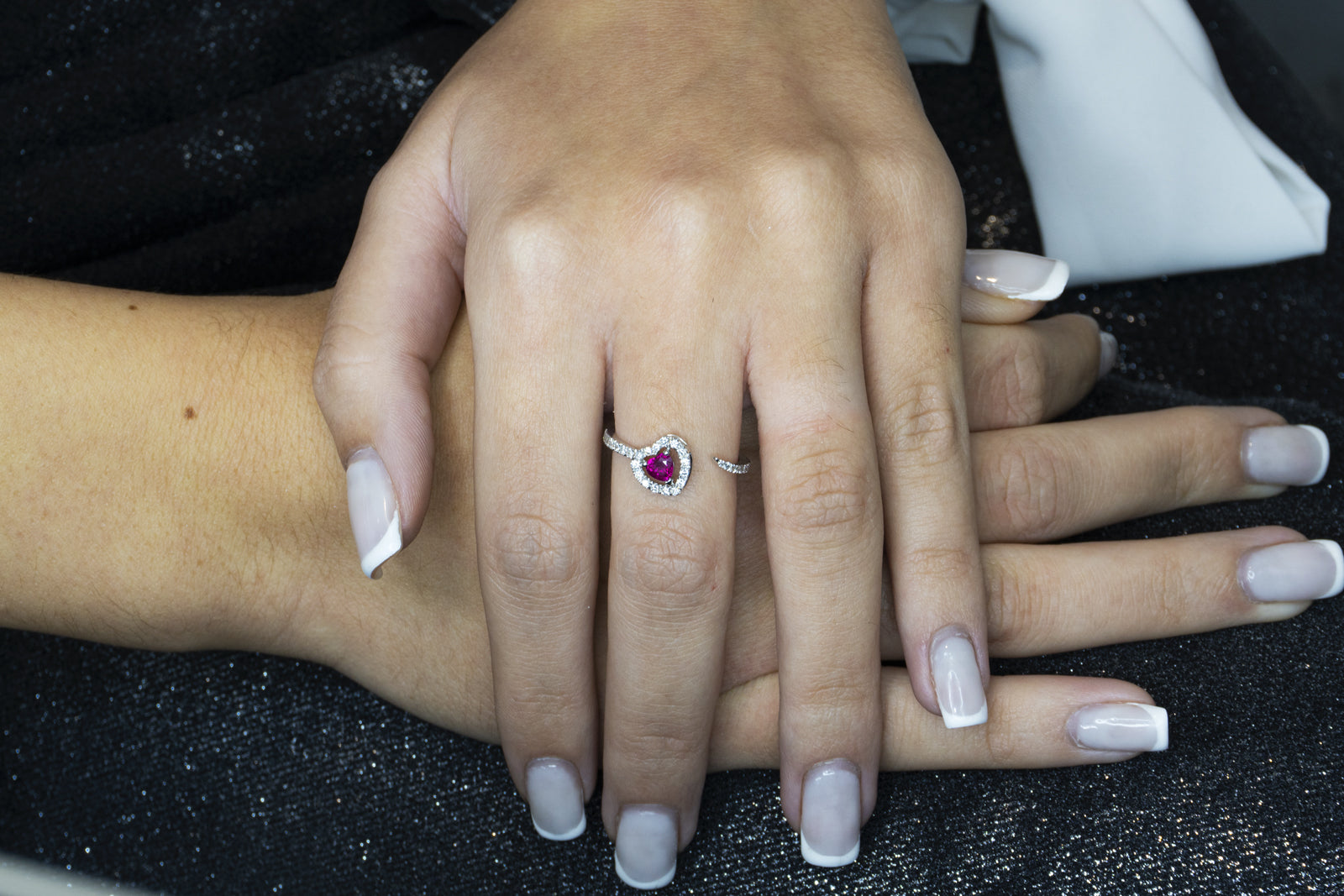Anello Oro Bianco con Rubino Cuore e Diamanti