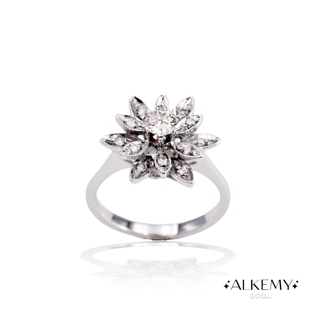 Anello in Oro 18K con Diamanti – Intramontabile