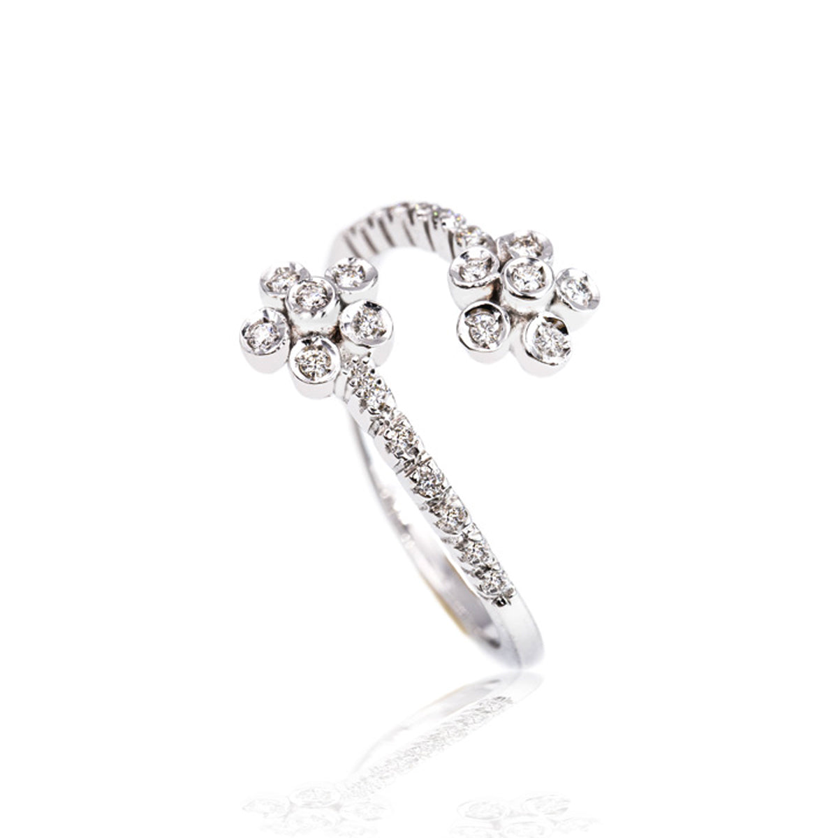Anello Contrarié in Oro Bianco 18K con Fiori di Diamanti