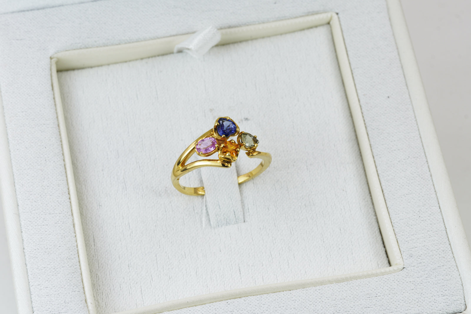 Anello “Bouquet Ortenzia"in Oro Giallo 18k con Zaffiri Naturali