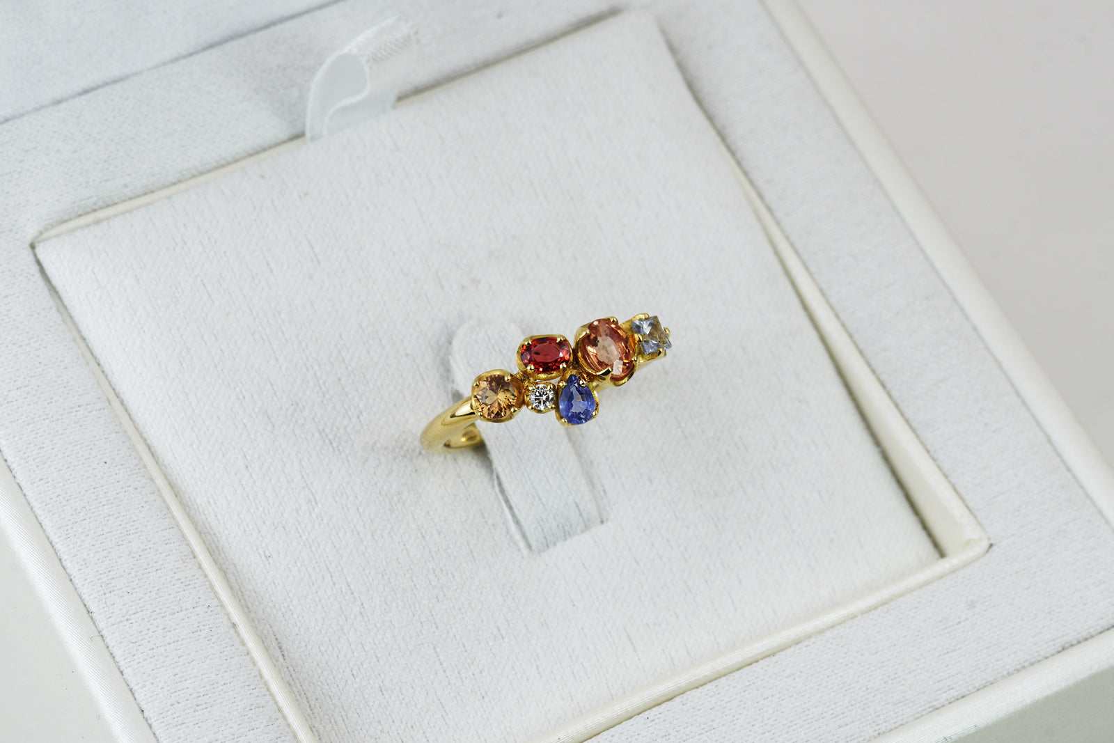 Anello “Bouquet "in Oro Giallo 18k con Zaffiri Naturali e Diamante