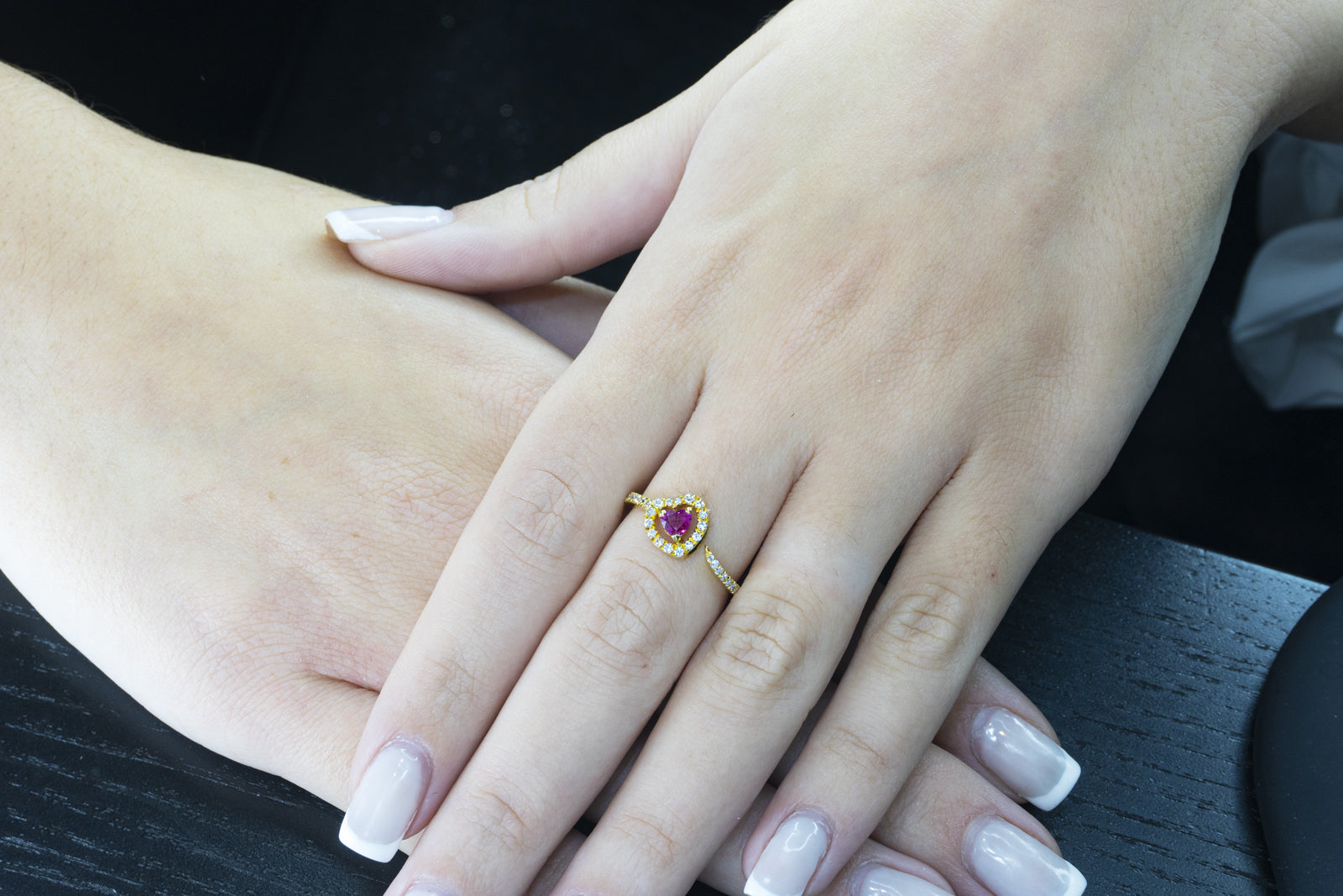Anello Oro Giallo con Rubino Cuore e Diamanti