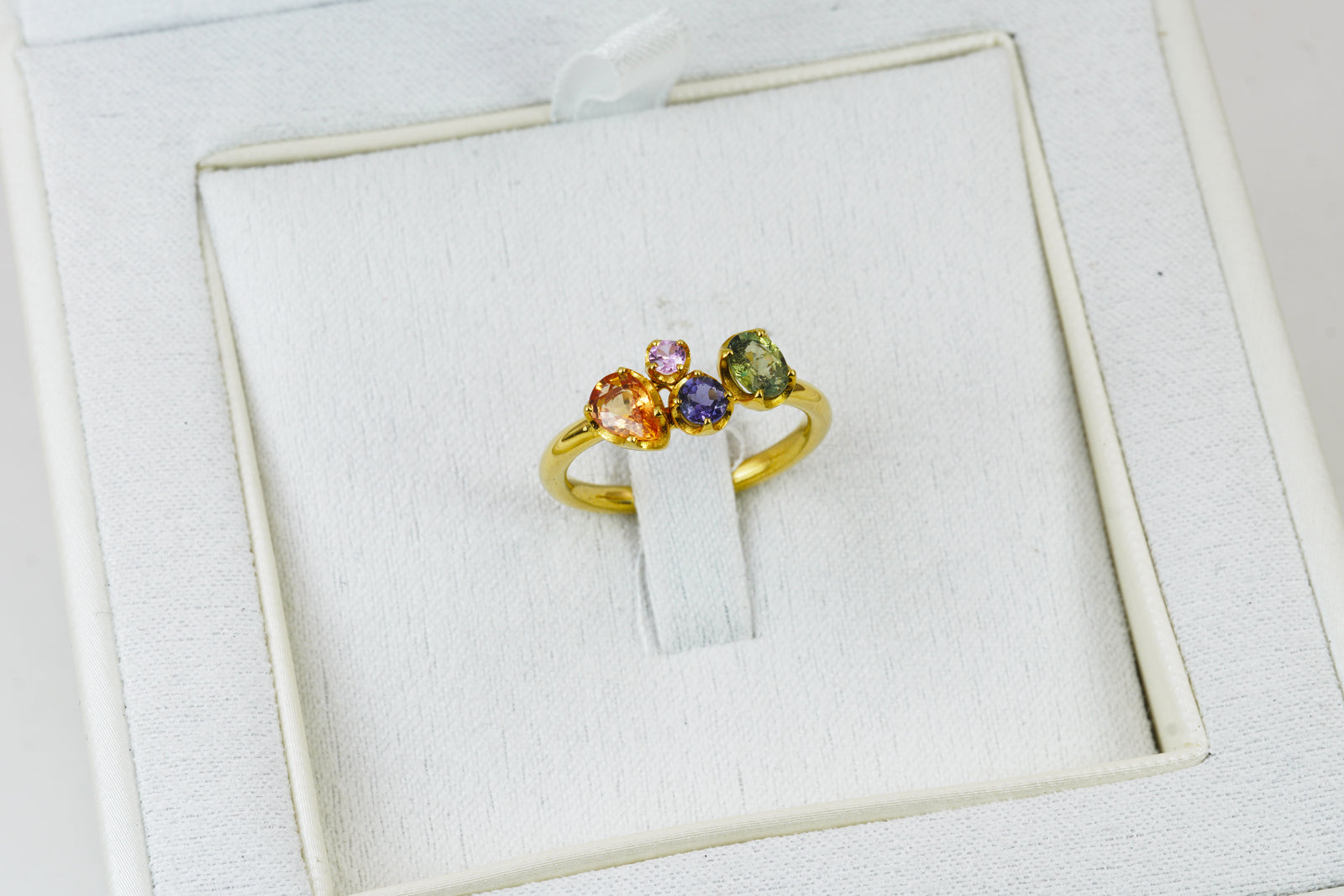 Anello “Bouquet Primula" in Oro Giallo 18k con Zaffiri Naturali