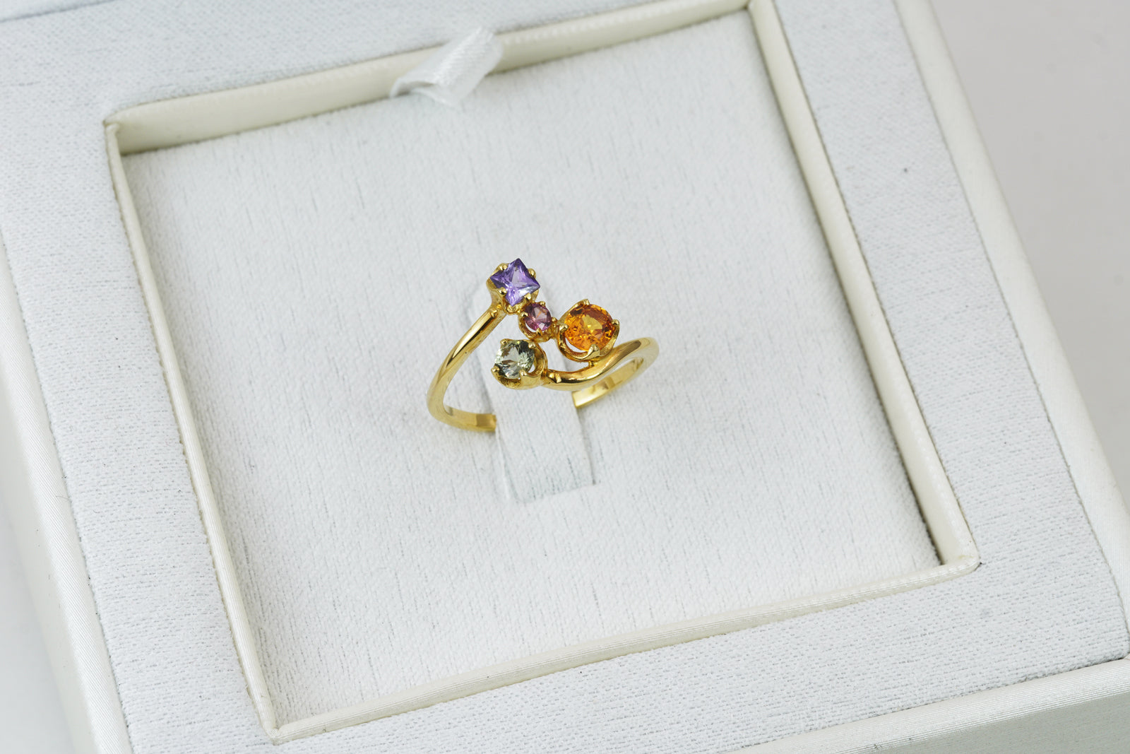 Anello “Bouquet  Giacinto "in Oro Giallo 18k con Zaffiri Naturali e Diamante