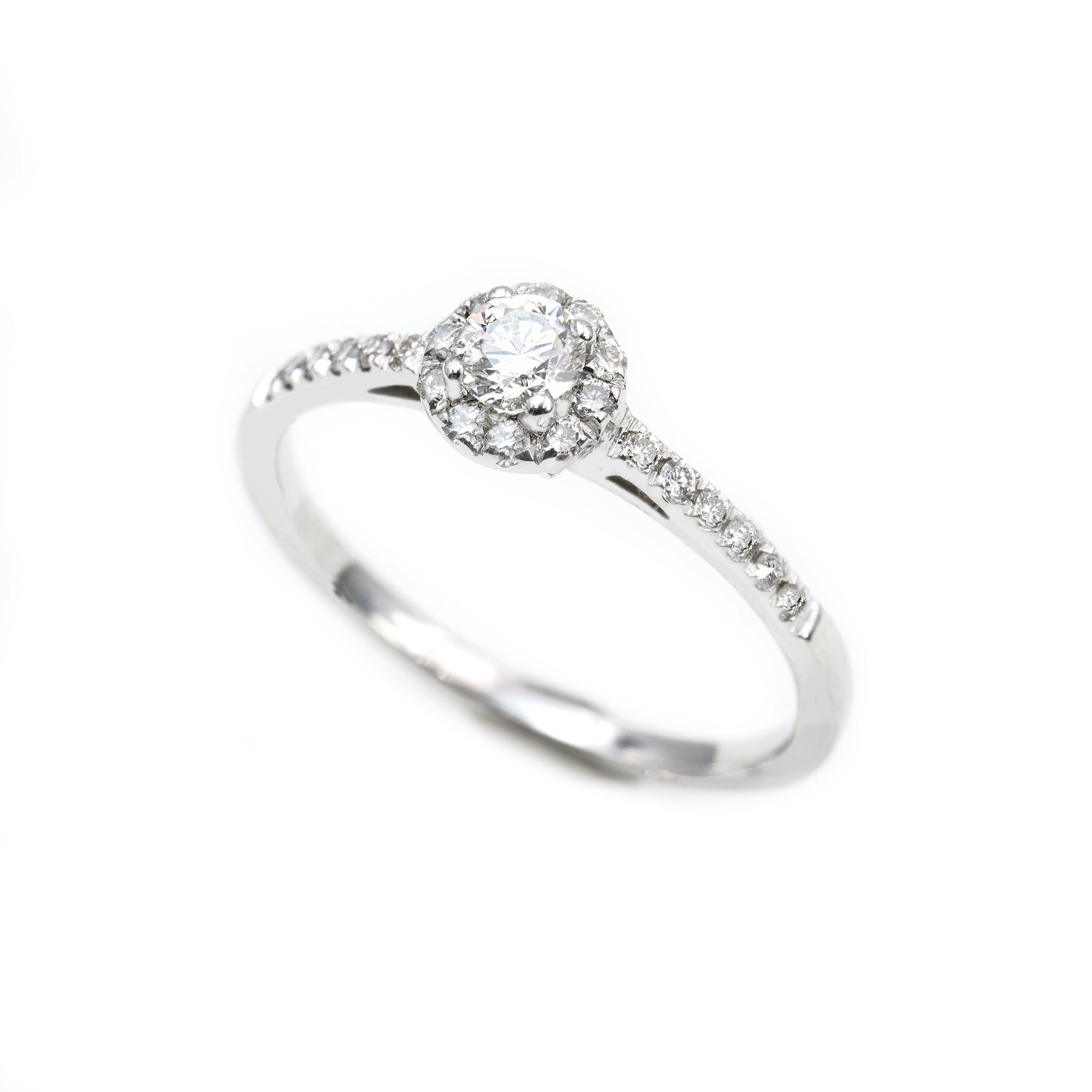 Anello Solitario in Oro Bianco 18K con Diamanti – Halo Elegance