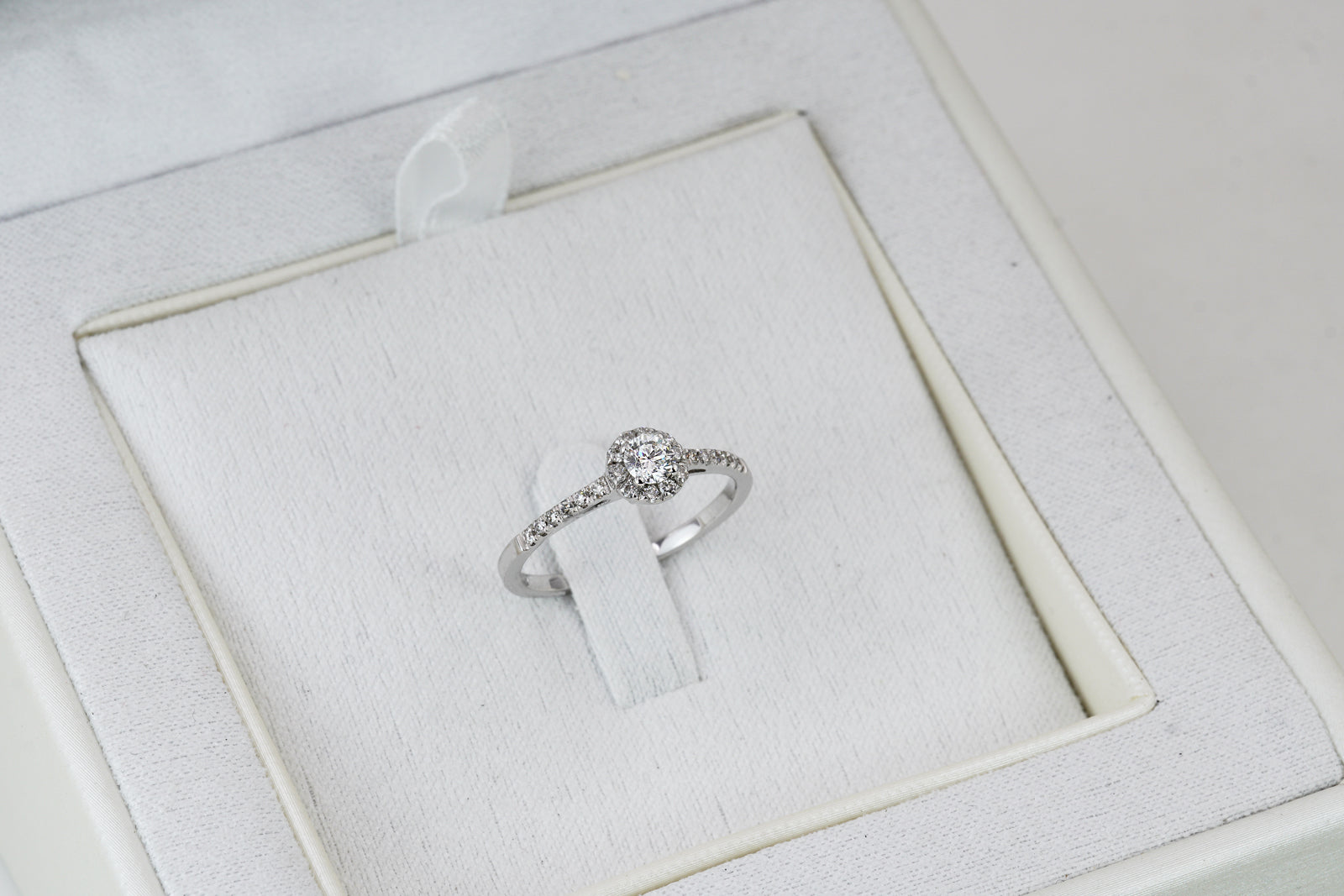 Anello Solitario in Oro Bianco 18K con Diamanti – Halo Elegance