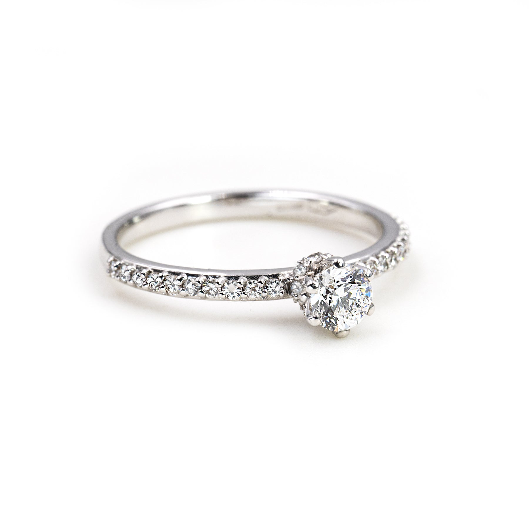 Anello Solitario in Oro Bianco 18K con Diamanti – Elegance