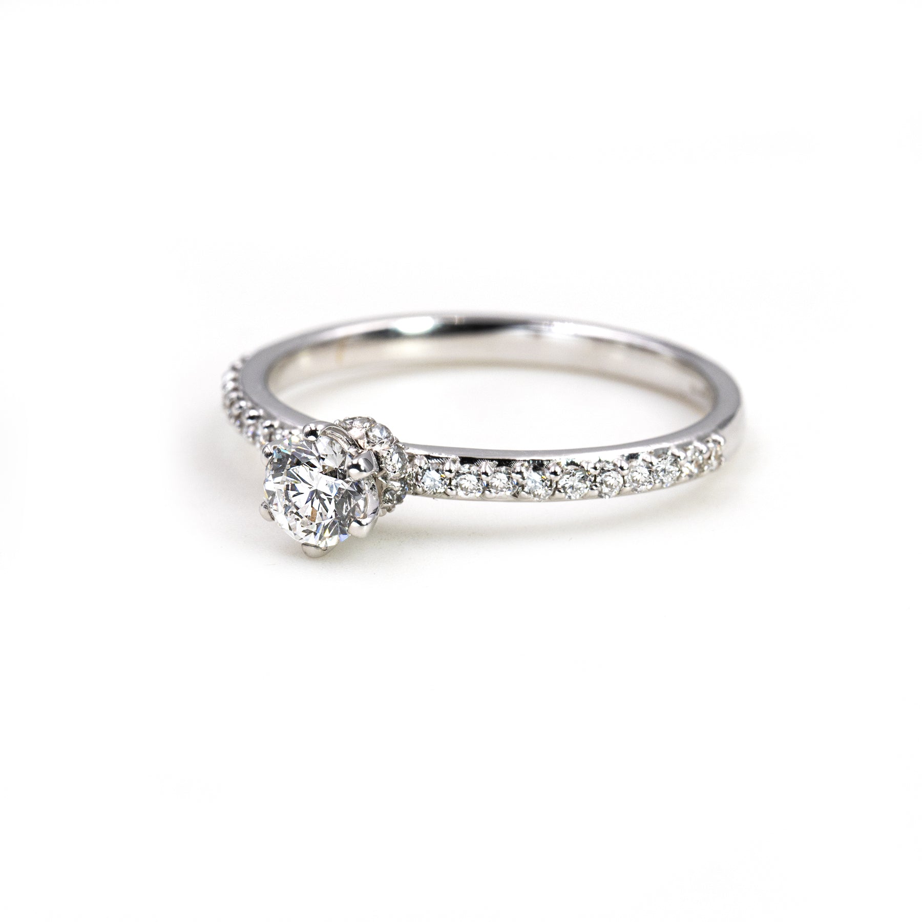 Anello Solitario in Oro Bianco 18K con Diamanti – Elegance