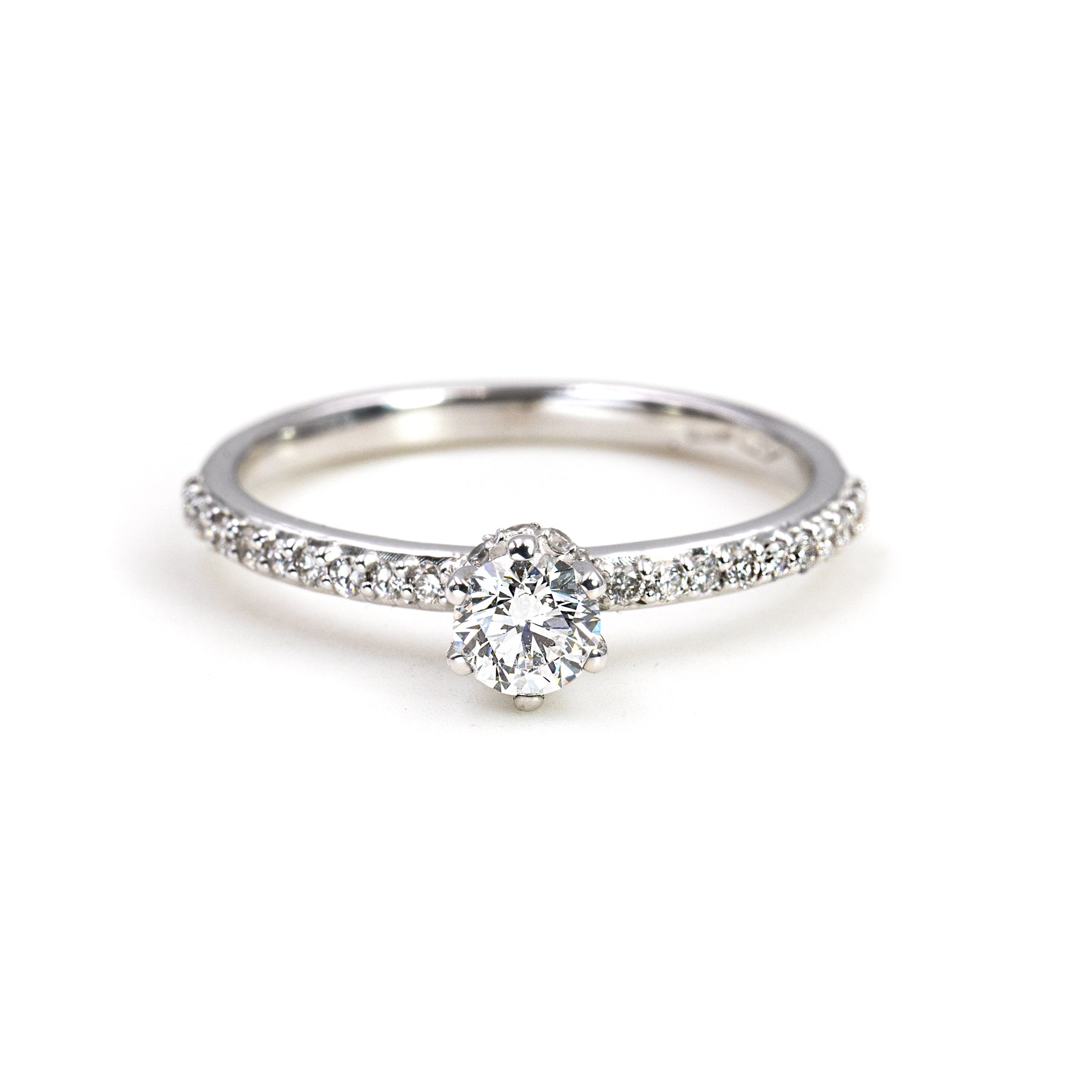 Anello Solitario in Oro Bianco 18K con Diamanti – Elegance