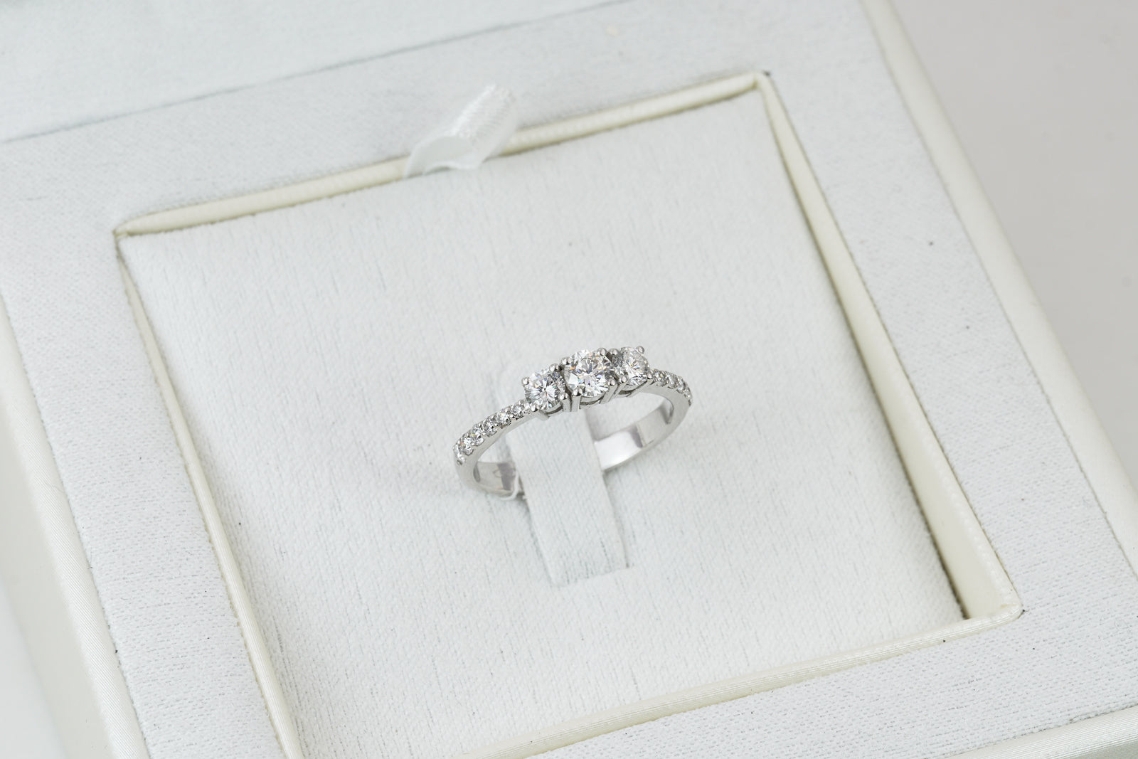 Anello Trilogy in Oro 18K con Diamanti Laterali Naturali Ct 0.75