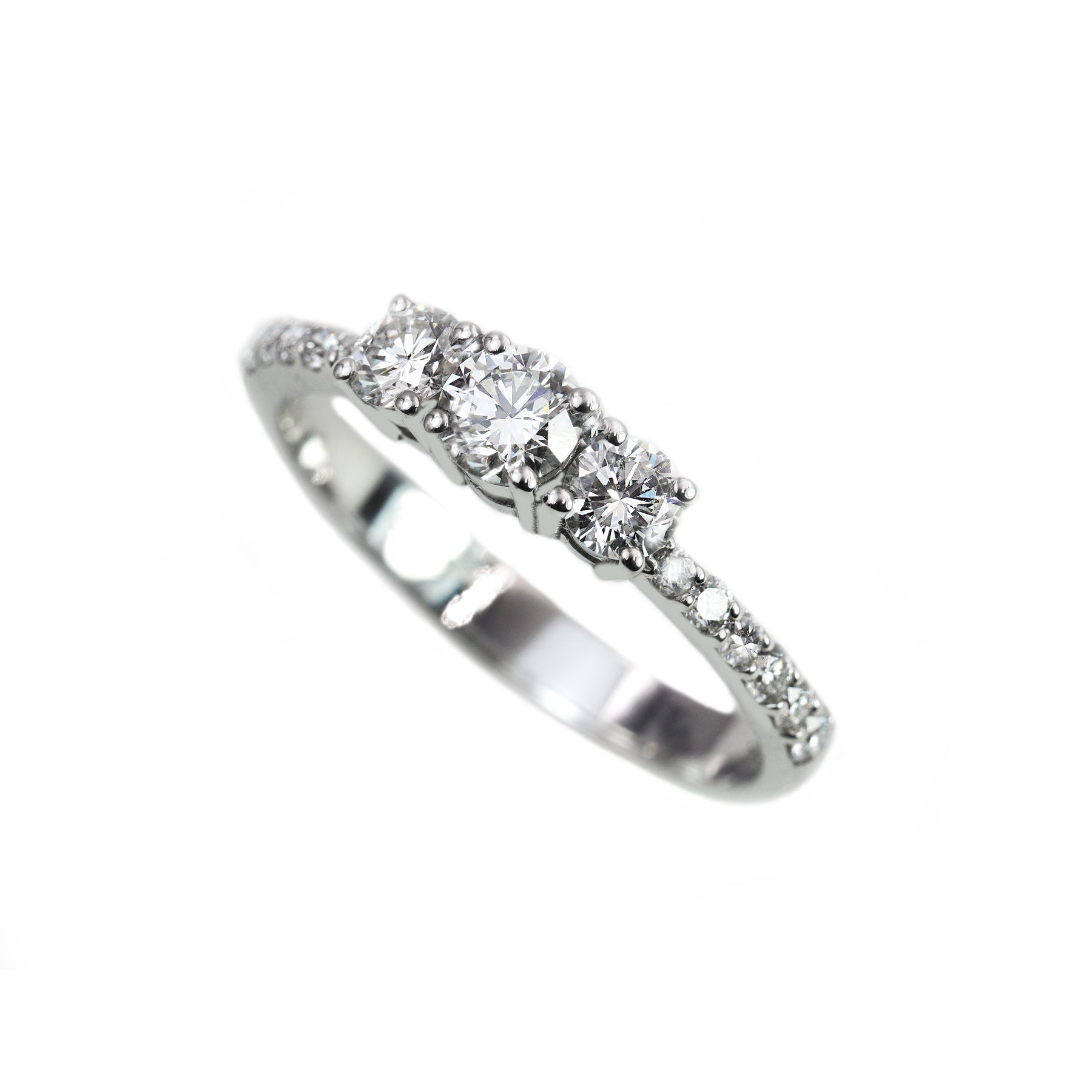 Anello Trilogy in Oro 18K con Diamanti Laterali Naturali Ct 0.75