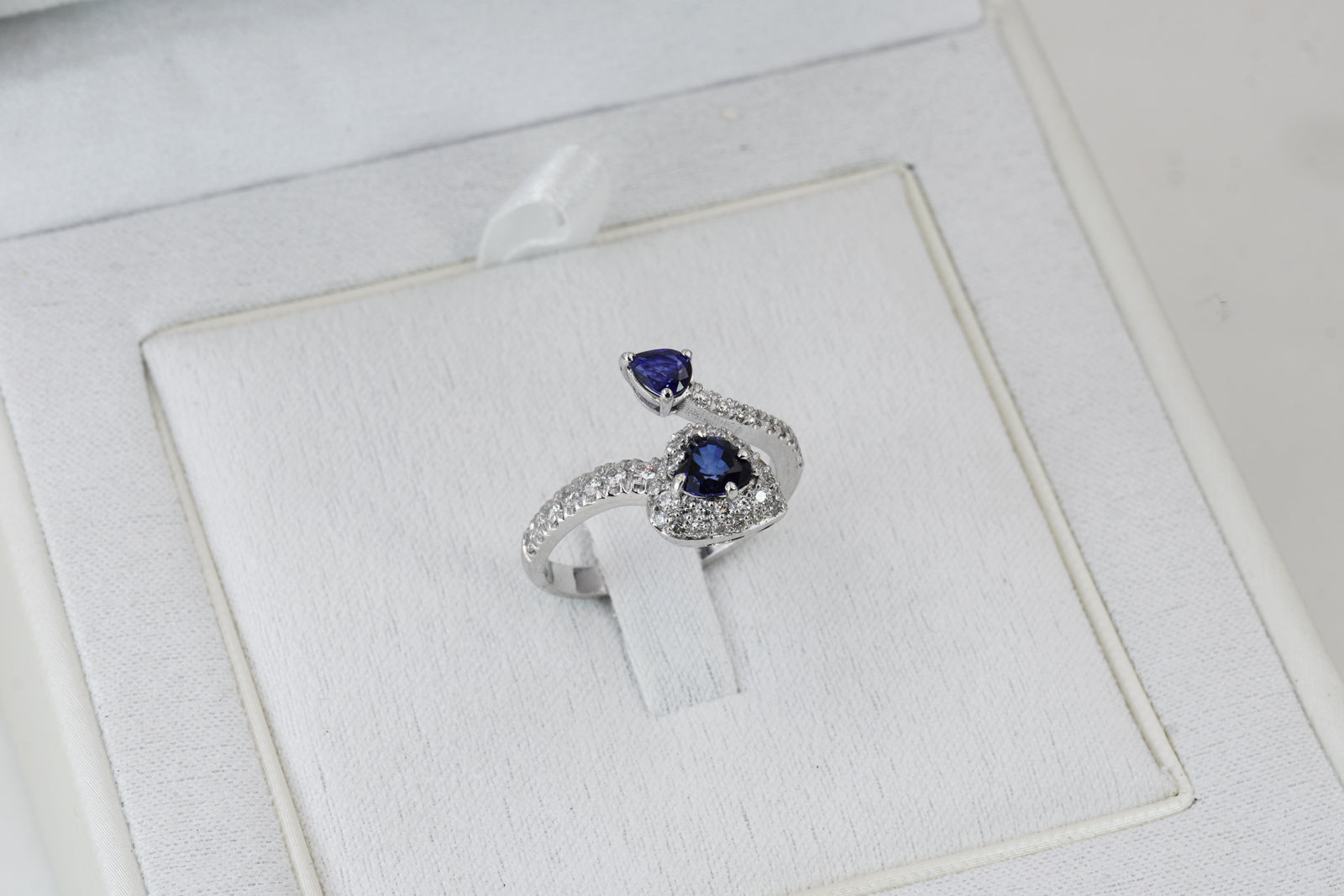 Anello Snake Oro Bianco e Diamanti con centrale Zaffiro Cuore