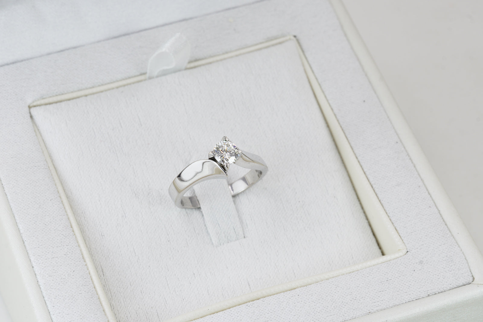 Anello Oro Bianco 18K Solitario Valentino Ct 0.52