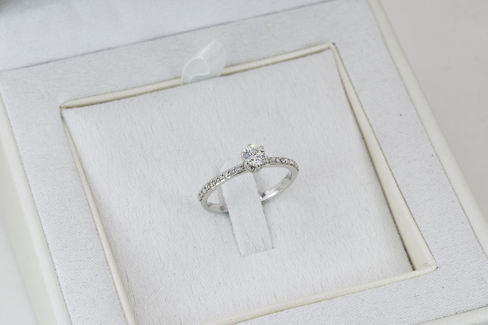 Anello Solitario in Oro Bianco 18K con Diamanti – Elegance