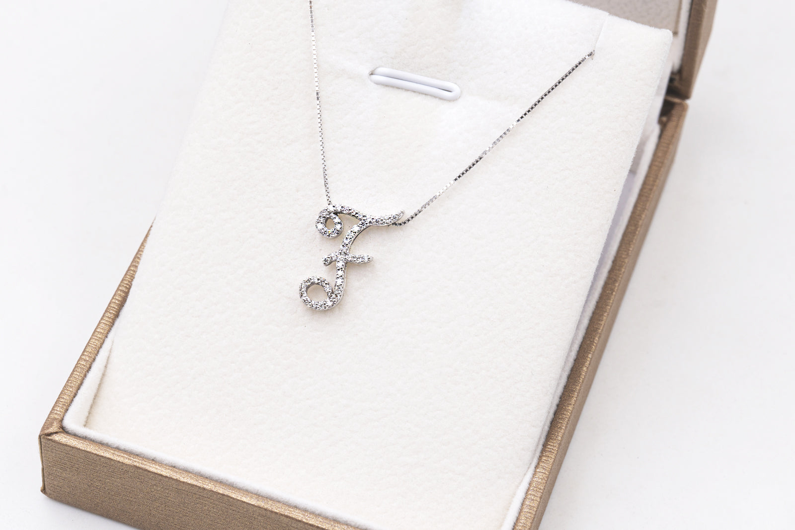 Collana Iniziale " F ” in Oro Bianco 18K e Diamanti
