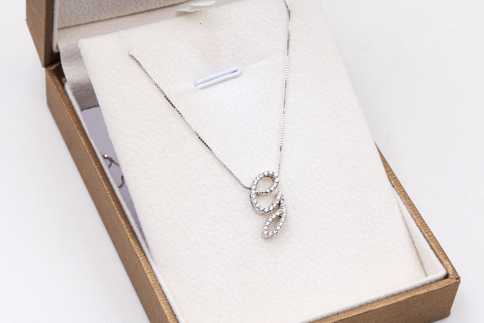 Collana Iniziale “G” in Oro Bianco 18K e Diamanti Naturali – Collezione *Initialis*