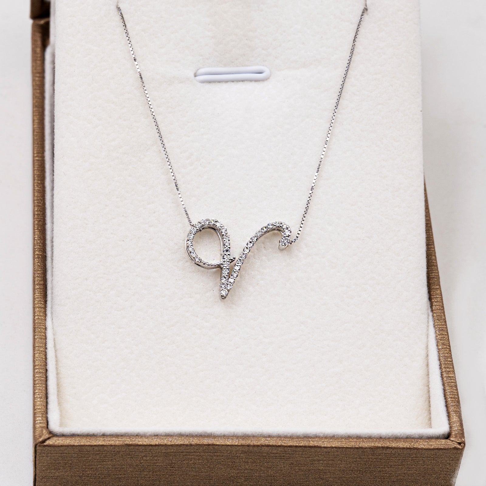 Collana Iniziale " V ” in Oro Bianco 18K e Diamanti
