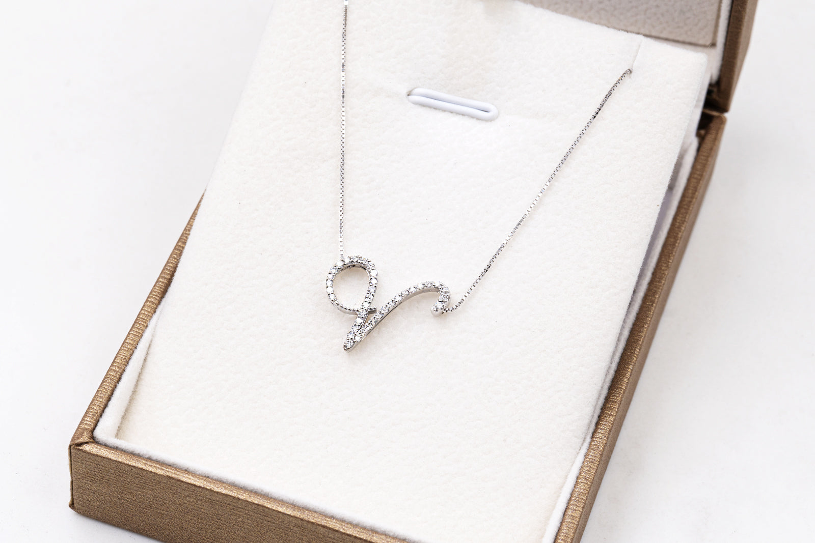 Collana Iniziale " V ” in Oro Bianco 18K e Diamanti