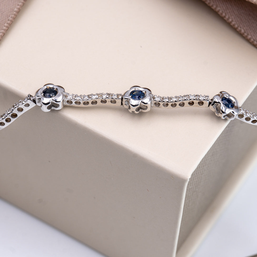 Bracciale Fiore in Oro Bianco 18K con Diamanti e Zaffiri Naturali