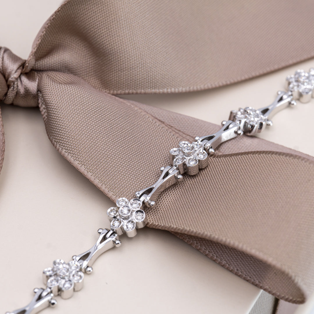 Bracciale Fiore in Oro Bianco 18K con Diamanti Naturali