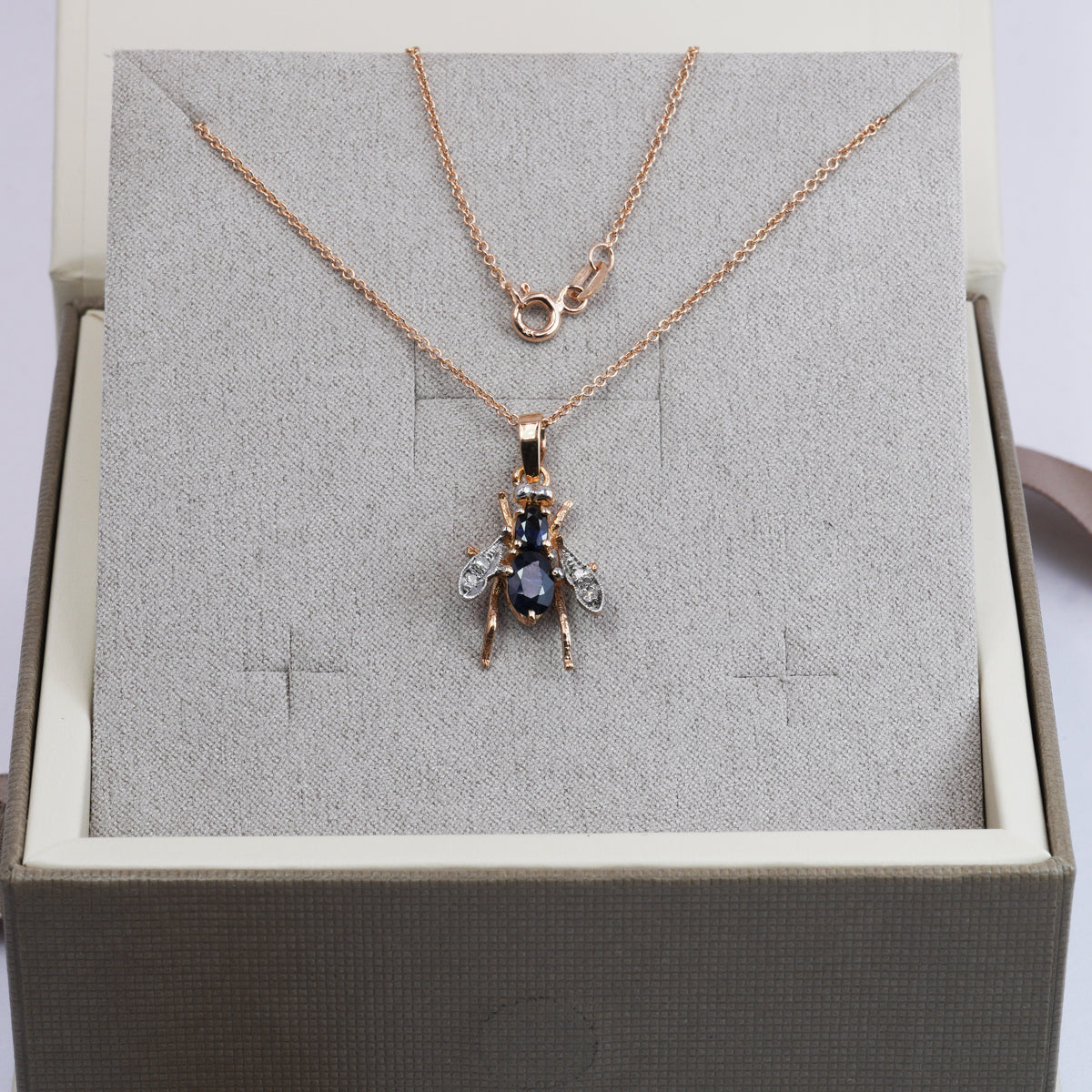 Collana con Ciondolo Mosca in Oro Rosa 9K e Argento con Zaffiri Naturali e Diamanti