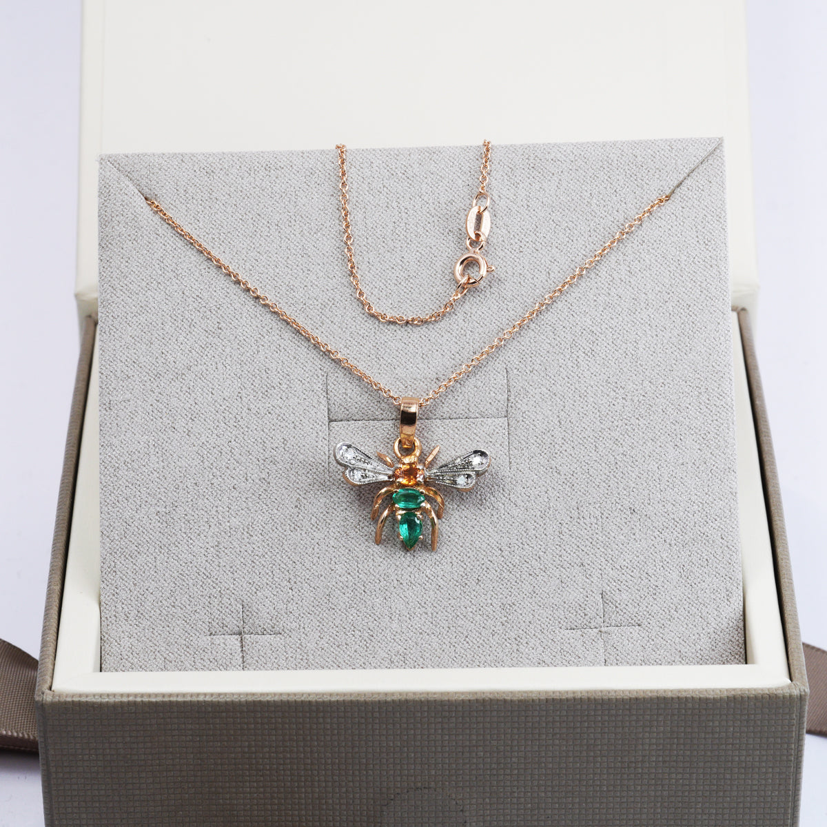 Collana con Ciondolo Libellula in Oro Rosa 9K e Argento con Zaffiri Naturali e Diamanti e Smeraldi Lab