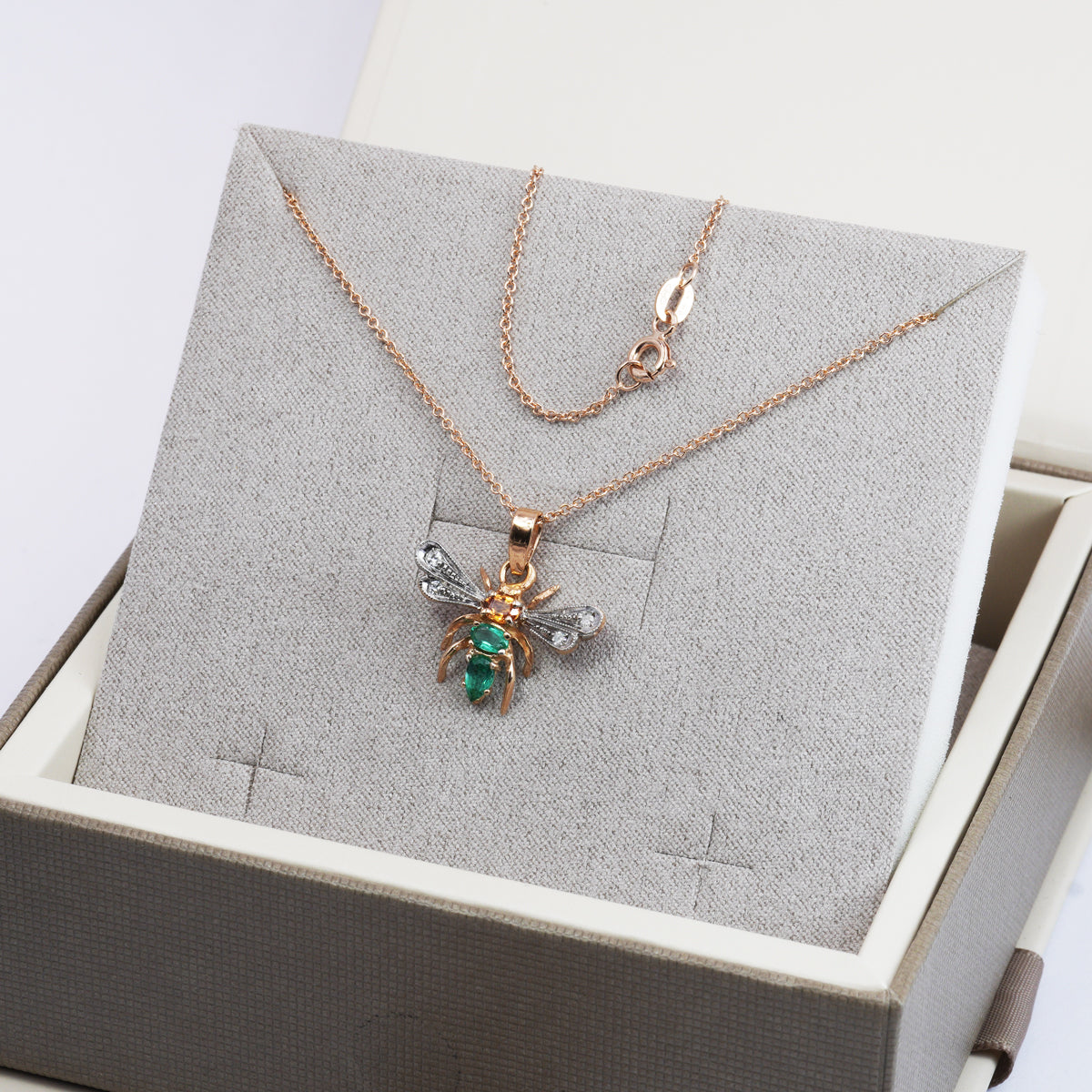 Collana con Ciondolo Libellula in Oro Rosa 9K e Argento con Zaffiri Naturali e Diamanti e Smeraldi Lab