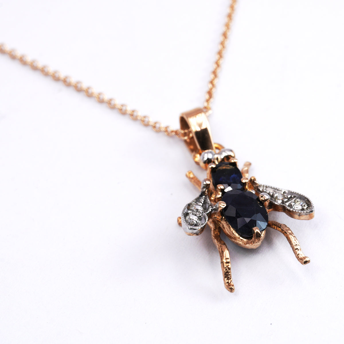 Collana con Ciondolo Mosca in Oro Rosa 9K e Argento con Zaffiri Naturali e Diamanti